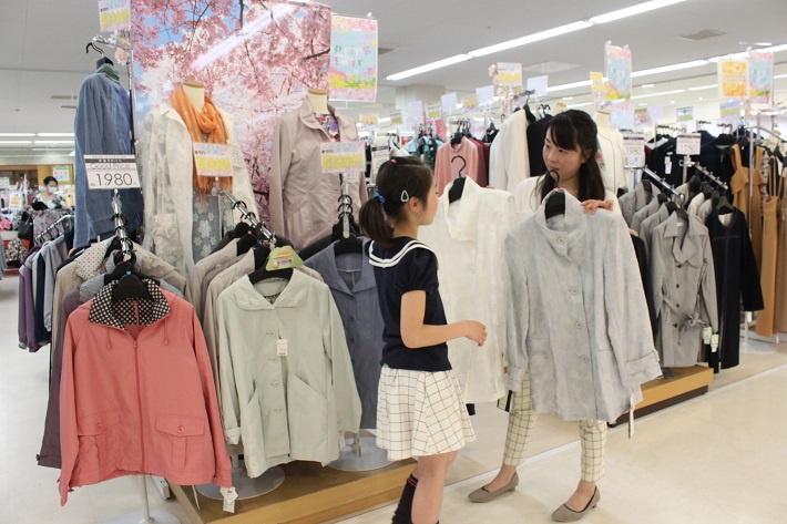 アルコ越谷で服を買う女性と子ども