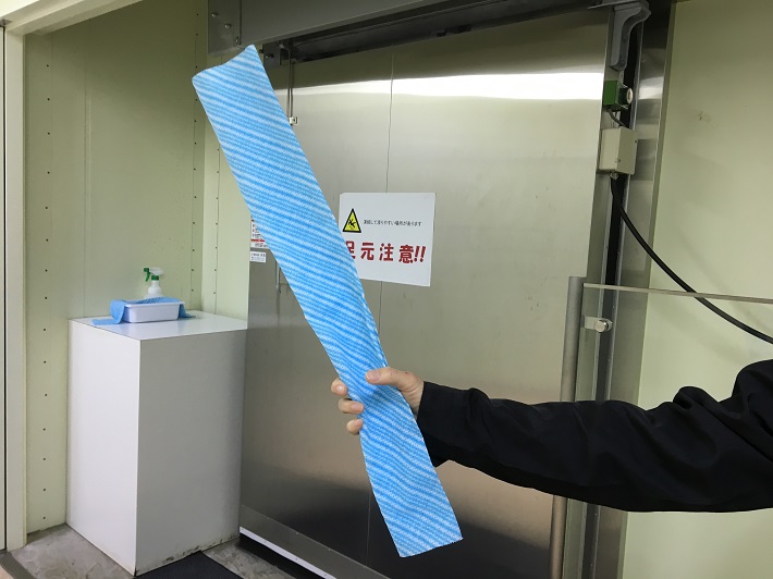 バナナで釘がうてるあの温度、タオルも冷凍庫で振り回せばこのとおりピンとたちます。