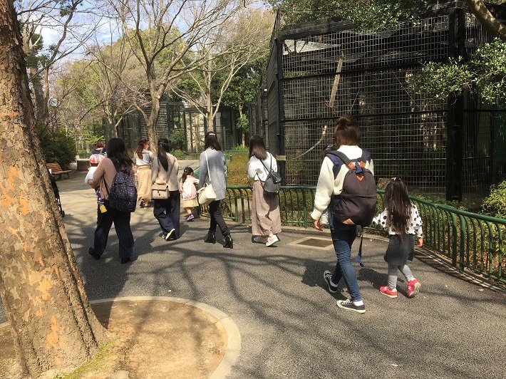スマホ撮影講座の様子。1人1人に丁寧にレクチャーしてくれました。