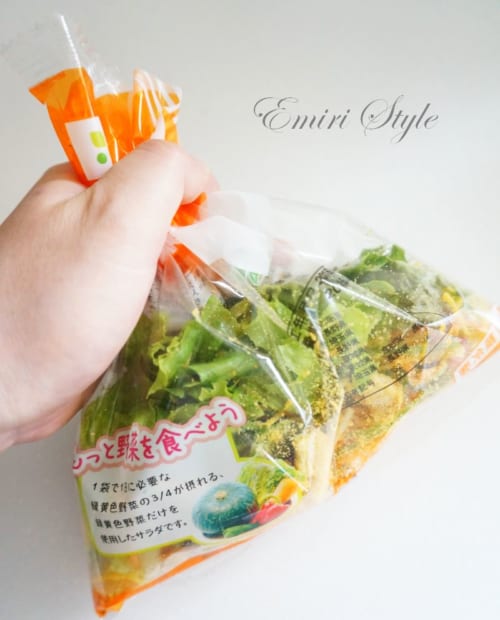 パウダードレッシングをカット野菜にからめるときは袋のまま振るのが便利です