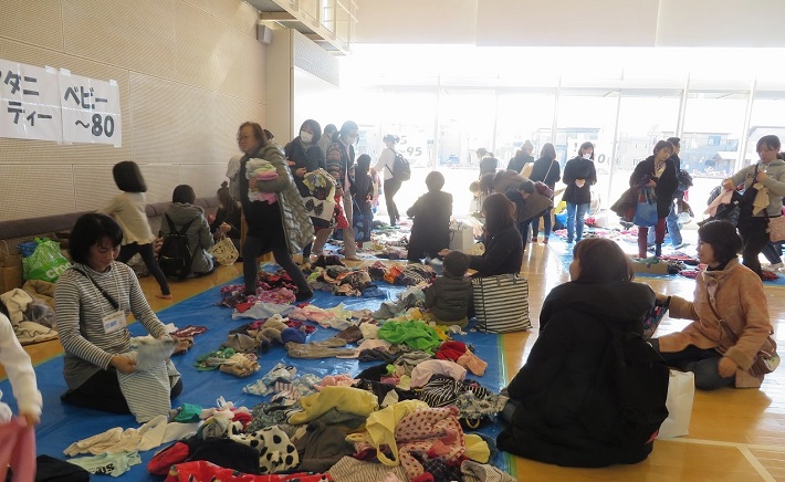ピアらシティ交流センターで行われる子ども服おさがり交換会