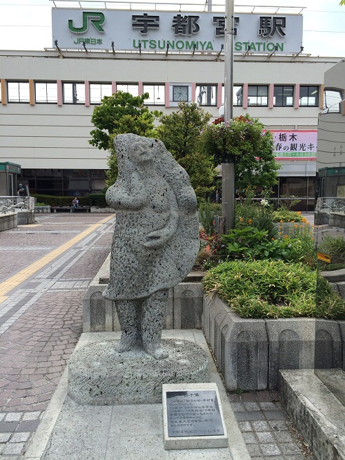 JR宇都宮駅前のシンボル「餃子像」