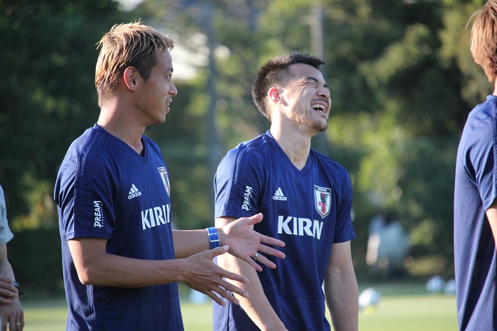サッカー日本代表トレーニングキャンプで笑顔をみせる本田圭佑選手と岡崎慎司選手
