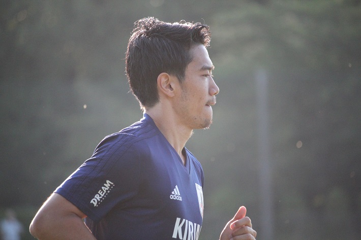 サッカー日本代表トレーニングキャンプでストイックにランニングをこなす香川真司選手