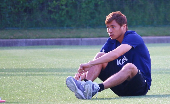 サッカー日本代表選手のトレーニングキャンプで靴を履く乾貴士選手