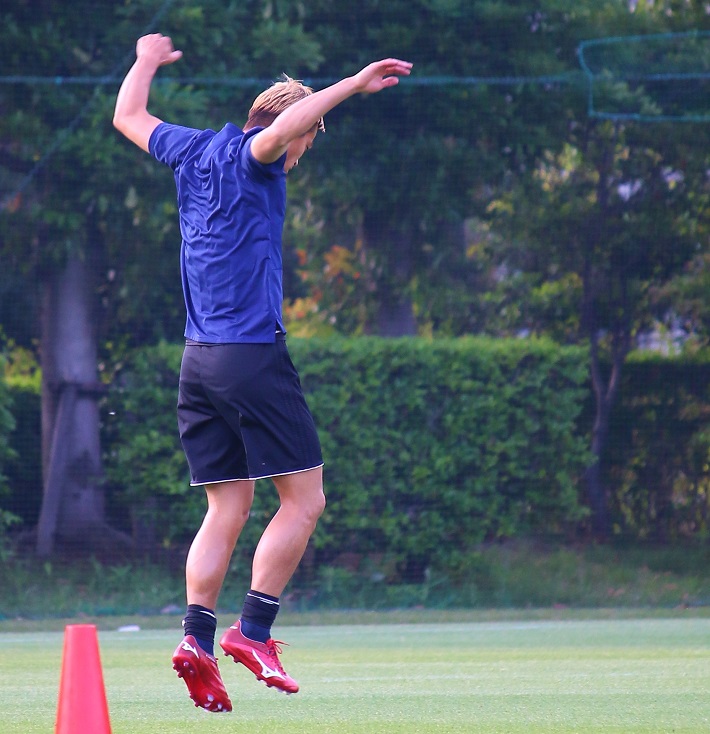 サッカー日本代表トレーニングキャンプでジャンプをする本田圭佑選手