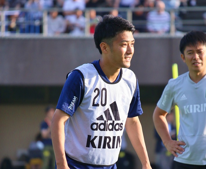 サッカー日本代表選手のトレーニングキャンプに参加する大島僚太選手