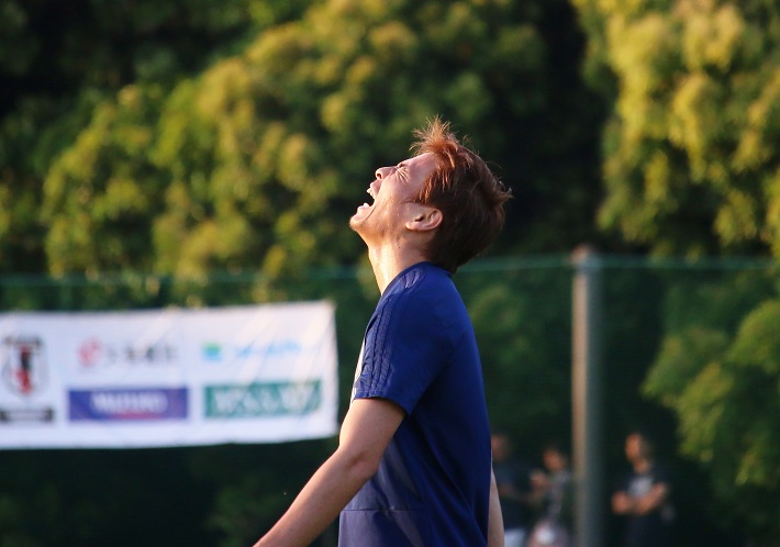 サッカー日本代表トレーニングキャンプで雄たけびをあげる乾貴士選手