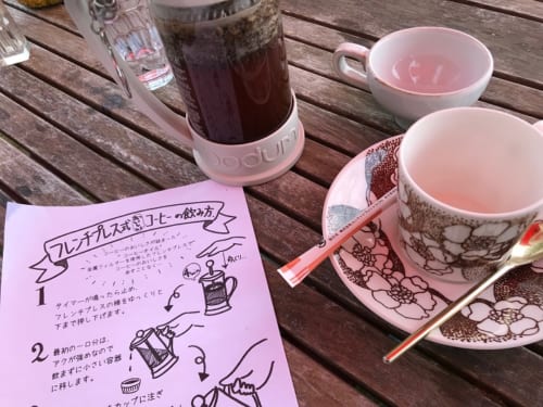 千葉県船橋市「トレーラーカフェ銀色」コーヒーはフレンチプレス式飲み方をみながら美味しくいれられます