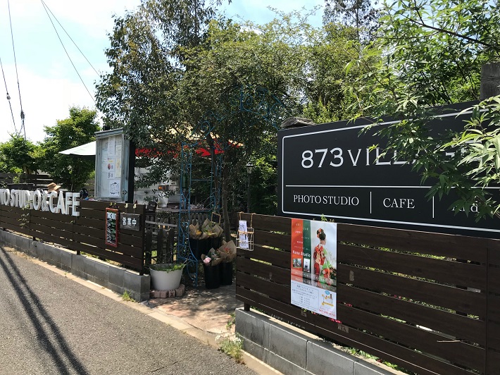 千葉県船橋市「トレーラーカフェ銀色」。緑に囲まれた雰囲気の良い外観