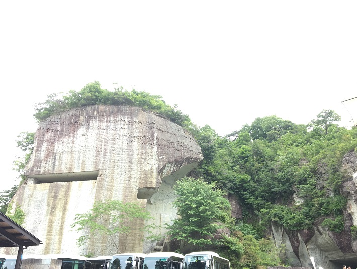 栃木県宇都宮市の大谷資料館は切り立った岩山に囲まれた迫力満点のロケーション