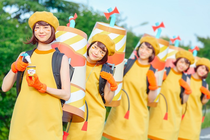 かわいいミスカフェオーレ隊が冷たいカフェオーレを注いでくれます