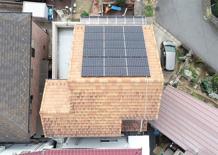 ドローンで上空から撮影すると屋根の汚れや修理箇所がないか点検できます