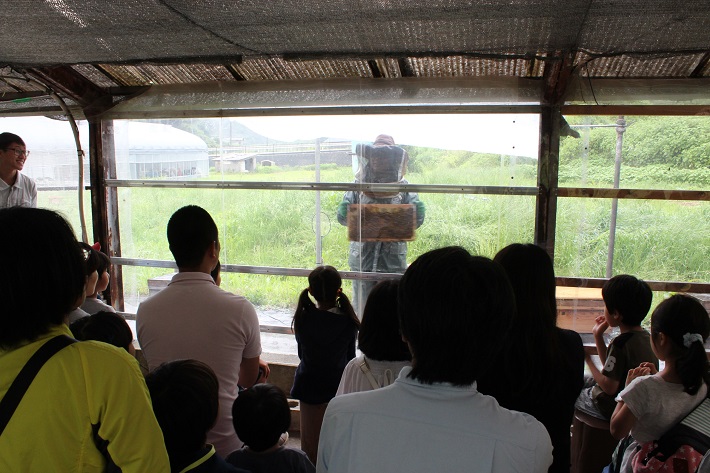 はちみつ王子のいる「はちみつ工房」(千葉県君津市)では養蜂の現場を間近で見られます
