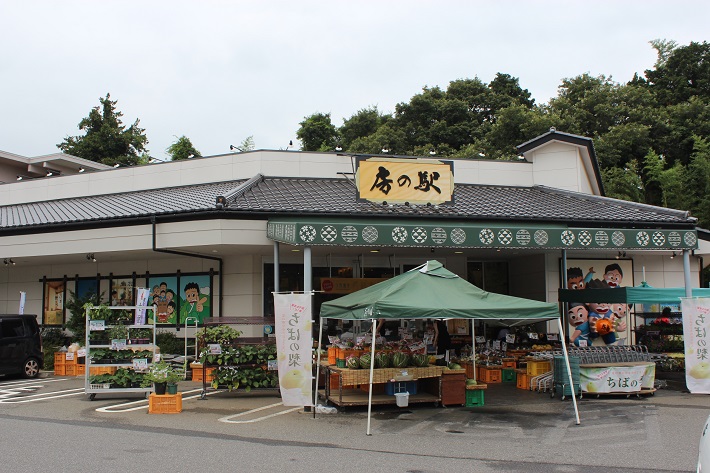 房の駅では産直野菜やくだもの、県産品を使ったお土産がたくさんそろいます