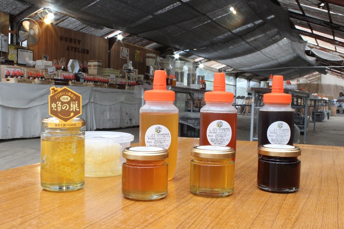 はちみつ王子のいる「はちみつ工房」(千葉県君津市)では養蜂の現場を間近で見られます