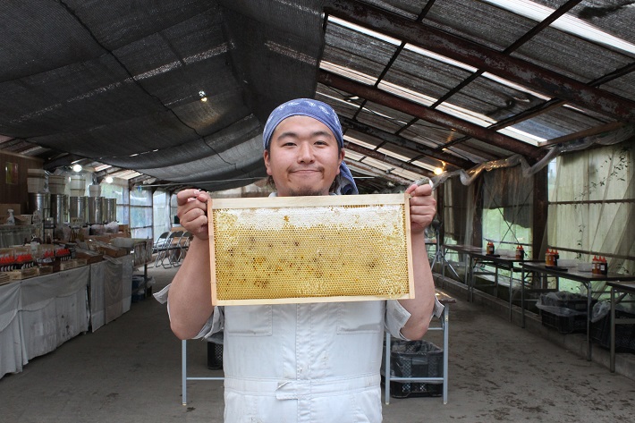 はちみつ王子のいる「はちみつ工房」(千葉県君津市)では養蜂の現場を間近で見られます