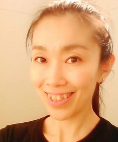 体操教室インストラクター呉林真理子さん。体の使い方を教えます