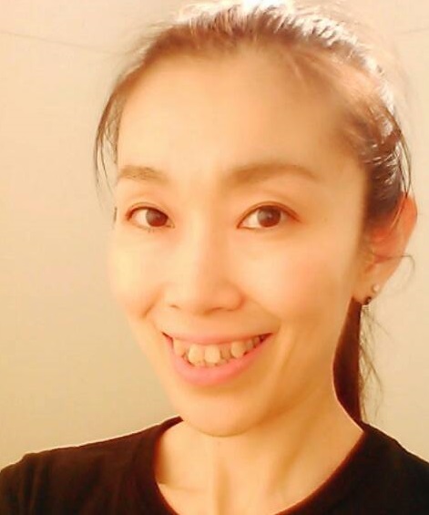 体操教室インストラクター呉林真理子さん。体の使い方を教えます