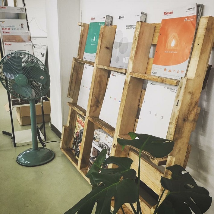 積田社長がDIYで作ったという雑貨やインテリアがいたるところにあります。写真の棚は、古びたように見せて色を塗るエイジング塗装で作った棚。