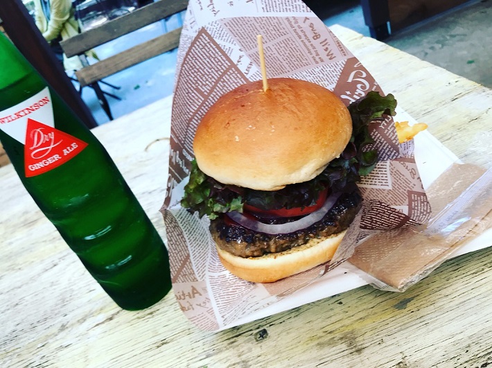 椿森コムナ常設カフェBAMBIのバーガーはボリューミーでおいしい
