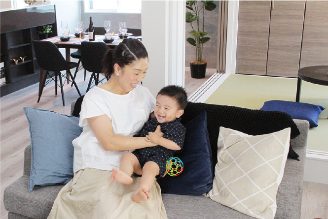 東船橋の新築物件を見学するお母さんと子供