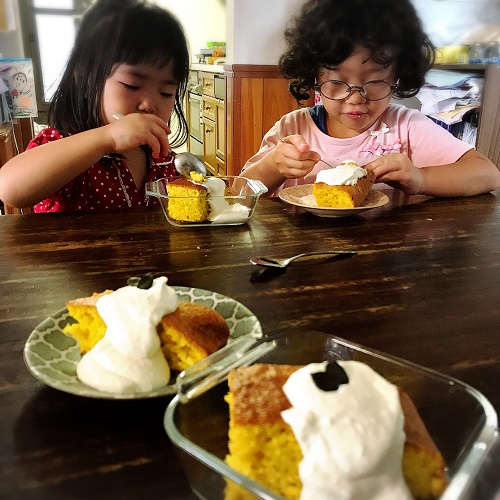 ホットケーキミックスかぼちゃケーキ試食タイム。クリームは豆腐クリーム