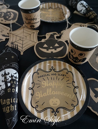 紙コップや紙さらなどペーパーアイテムだけで作るハロウィンのシックなテーブルコーディネートはママ会にもぴったり