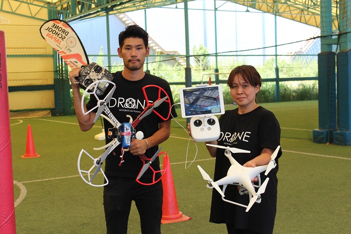 ドローンスクールジャパン「DSJ」船橋校インストラクターの赤荻さんと田沼さん。練習用のドローンで撮影