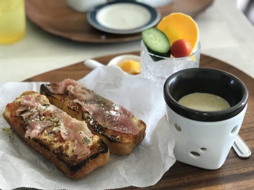 「Emi cafe&restaurant ICHINOMIYA」ピザパンランチ(1000円)バーニャカウダー付き
