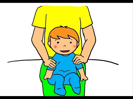 ベビーマッサージ②赤ちゃんを身体で支えながら前向きに座らせ、肩から腕まで下に向かって撫でおろします。