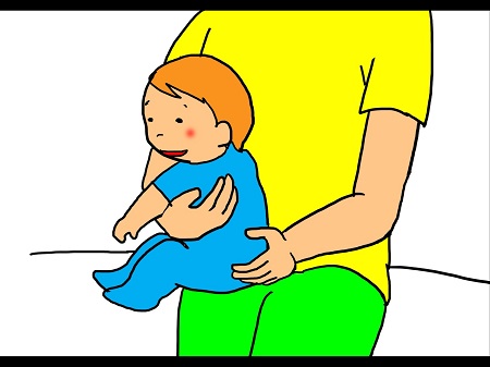 ベビーマッサージ③赤ちゃんの脇の下から腕を通し太ももの上に横向きに座らせ、身体が密着するように抱っこします。 リラックスしたら空いている手で背中を優しく上から下へ撫でおろすようにマッサージします。