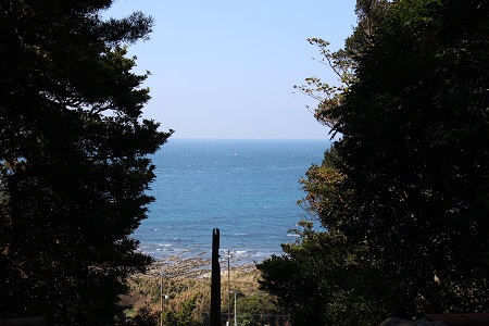 千葉県館山市 洲崎神社 階段を振り返ったら海