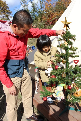 おしゃれキャンプクリスマスはツリーを飾る