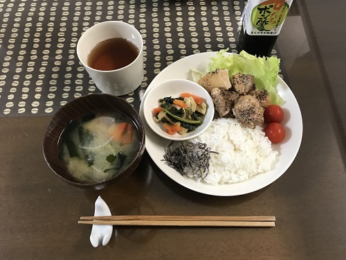ワンプレートの食事で洗い物を減らす、ミニマリストの暮らしの優先順位