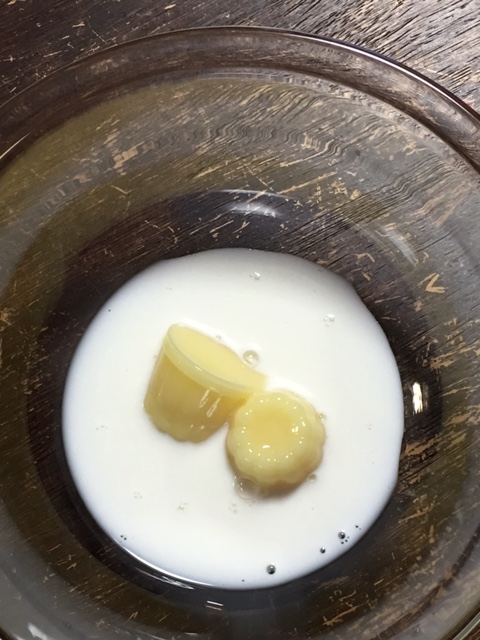 フレンチトーストの作り方「牛乳にプリン味ゼリーを入れる」