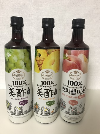 コストコでは長い間売られているザクロ酢のほか、最近ではピーチ、パイナップル、マスカット、グリーンアップルなどの中から3種がセットになって販売