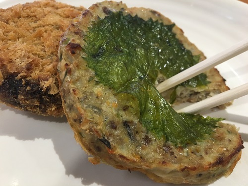 房総名物の鯨を使った「鯨メンチカツ」(330円)と「伏姫さんが焼き」(250円)