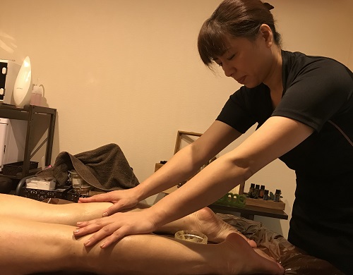 痩せにくくなった更年期に寄り添ってくれる千葉のエステサロン「サロンデフェリス」のポリネシアンマッサージ甘い香りのするスクラブで、全身をきれいに
