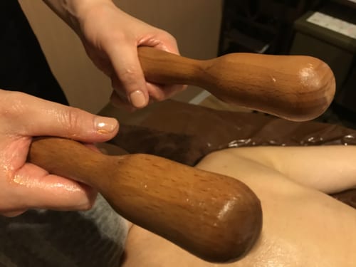 ポリネシアンマッサージ ピロンというウッドスティックを使って全身をマッサージ