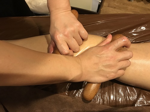 ポリネシアンマッサージ バームを塗ってピロンを転がすと体中のコリがほぐれる