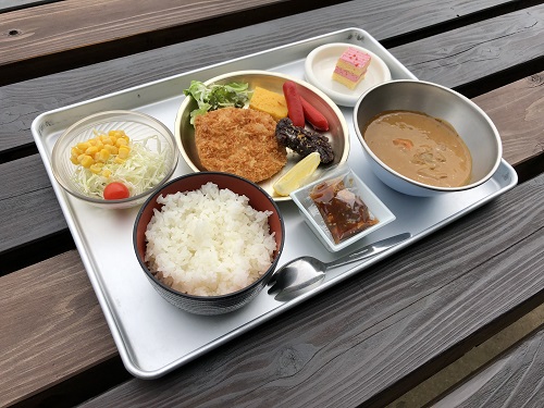 「里山食堂」では、昔懐かしい給食やそば、うどんが食べられると話題