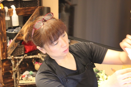 更年期障がいと向き合うエステサロン デ フェリス オーナー麻生幸代さんのボディージュエリー施術の様子
