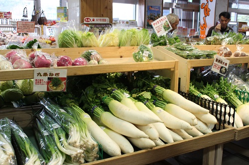 1階は、直売・物産コーナー 地元農家さんが持ってくる採れたて野菜