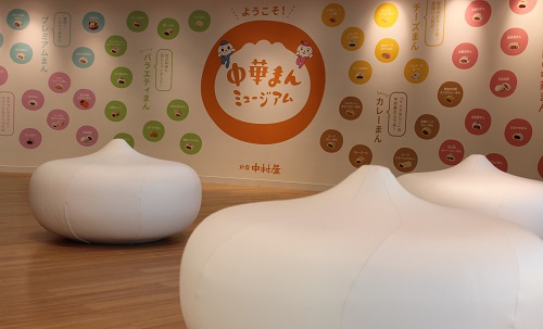 エントランスには歴代の中華まんを紹介するパネルも。