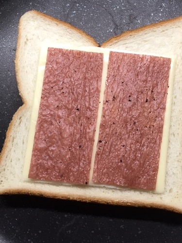 チーズホットサンドの作り方 食パンチーズ&ビーフジャーキー太郎