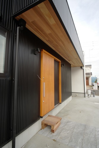 船橋市おしゃれ住宅玄関の天然木で温かさを演出