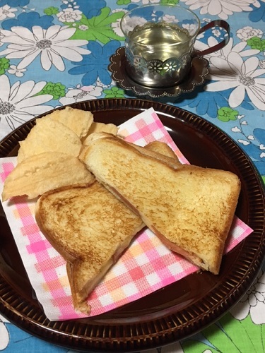 ビーフジャーキー太郎でチーズホットサンド