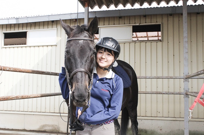 千葉県にある馬のプロ養成学校アニマルベジテイションカレッジの生徒と馬