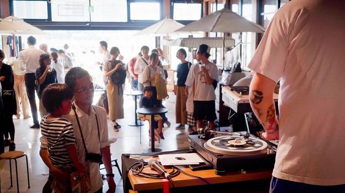 DJイベントも開催される「蚤の市」